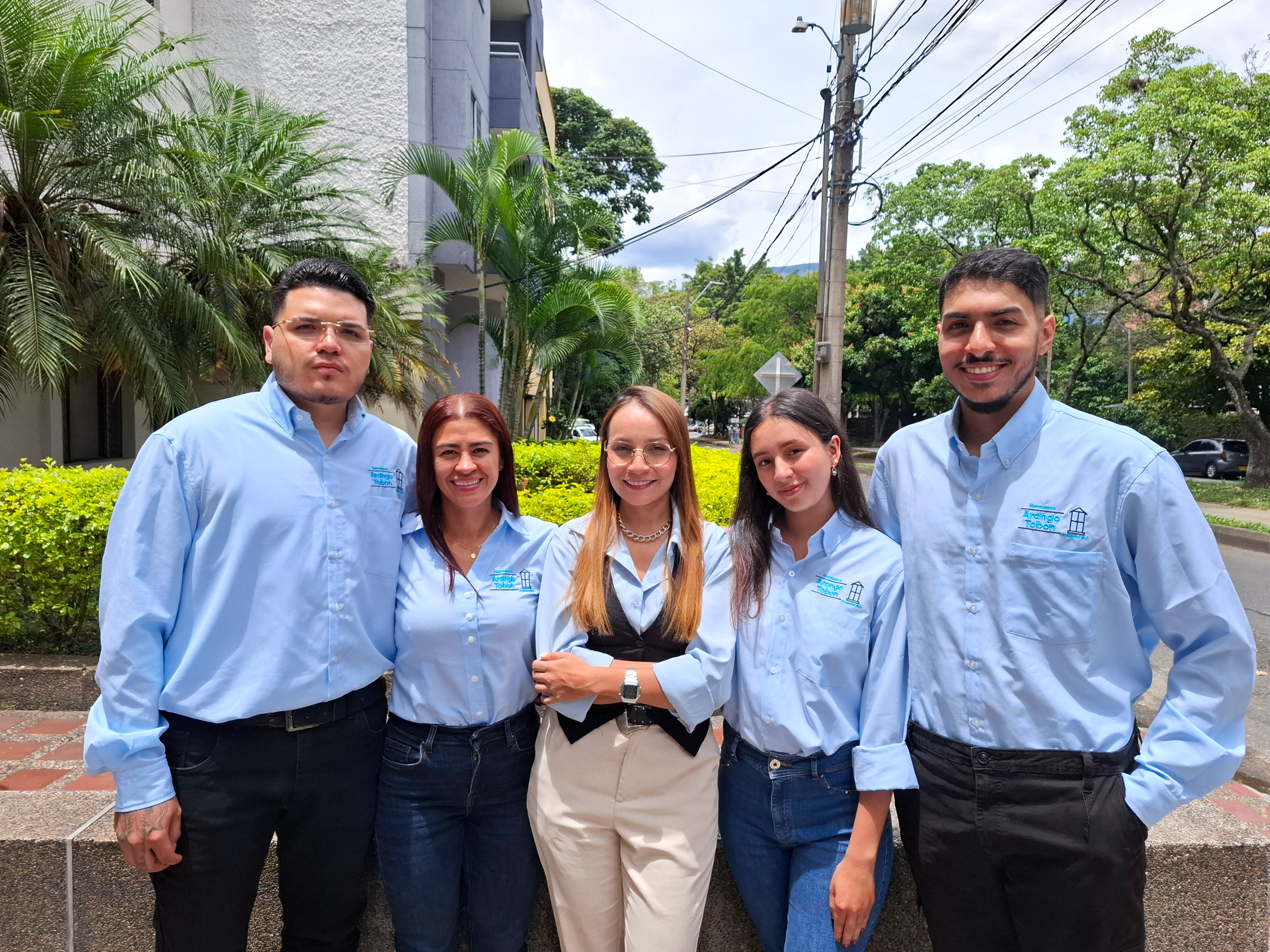 Asesor inmobiliario con clientes